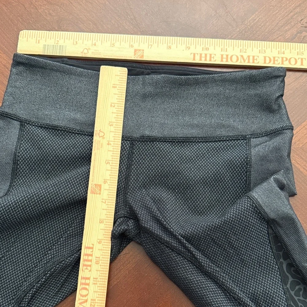 Lululemon Athletica Charcoal and Black Patterned Leggings Sz 8 wunder under crop